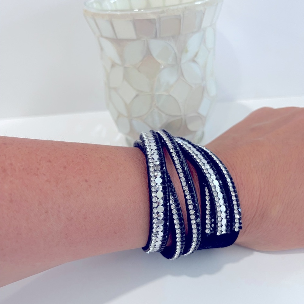 Bracelets (16)